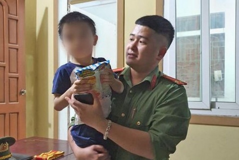 Người dân cảm ơn Công an xã Ngũ Lão (huyện Thủy Nguyên) tìm được cháu bé đi lạc